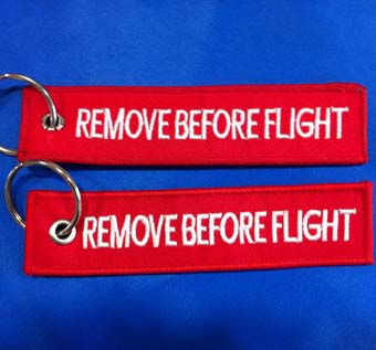 Llavero Remove Before Flight por ambas caras rojo